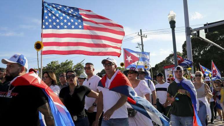 Foto de julho de 2022 mostra manifestantes em Miami pedindo liberdade em Cuba