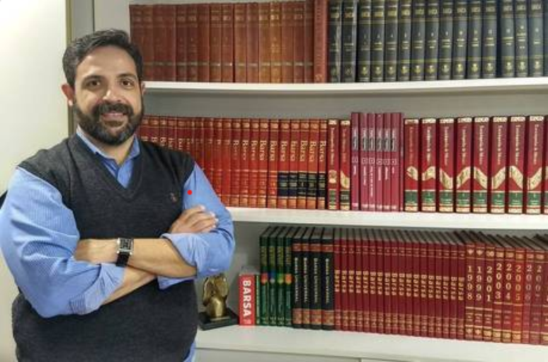 O atual diretor da Barsa, Anderson Silva, &agrave; frente da cole&ccedil;&atilde;o