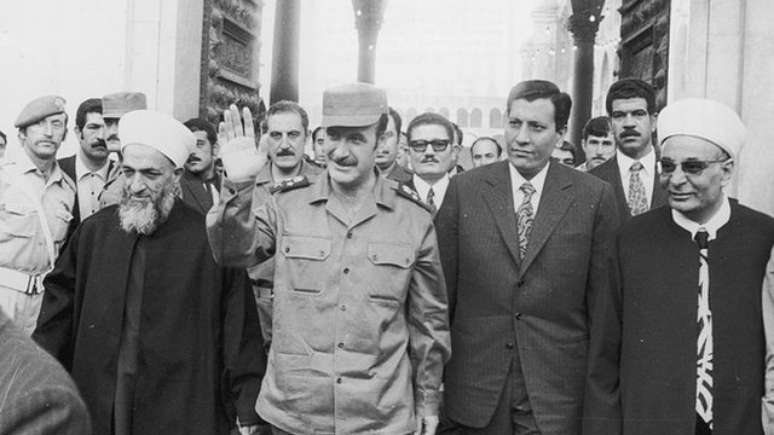Hafez al-Assad (de braço erguido) tomou o poder em 1970 e governou até morrer, passando o cargo a seu filho