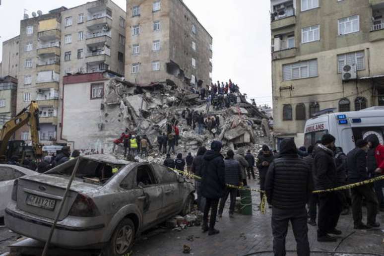 Destruição provocada por terremoto na Turquia