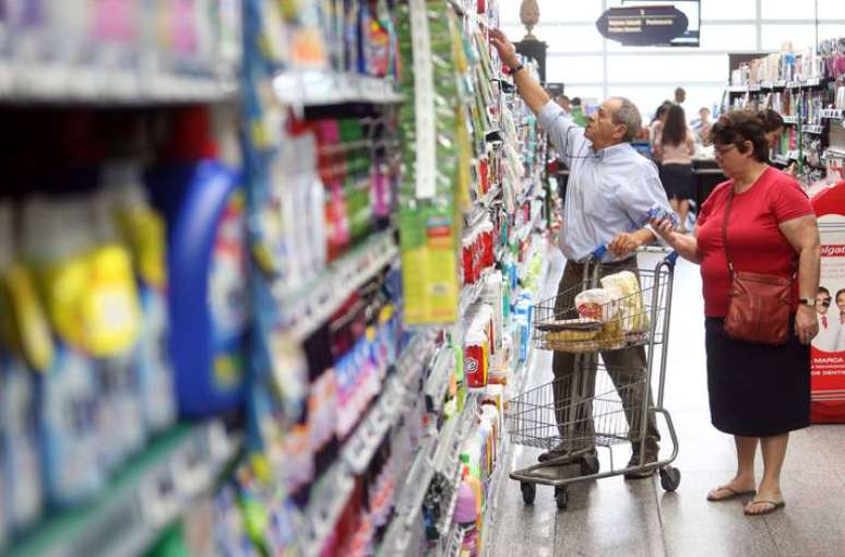 Consumidores em supermercado