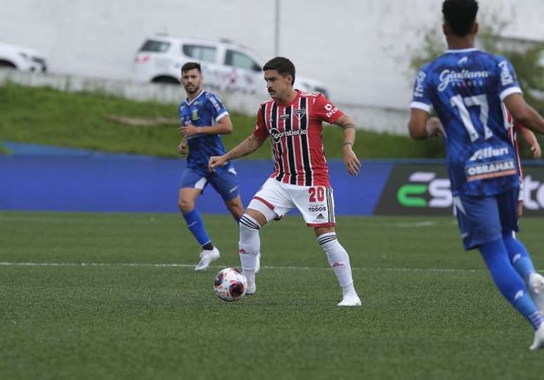 Gabriel Neves celebra primeiro jogo como titular no ano: 