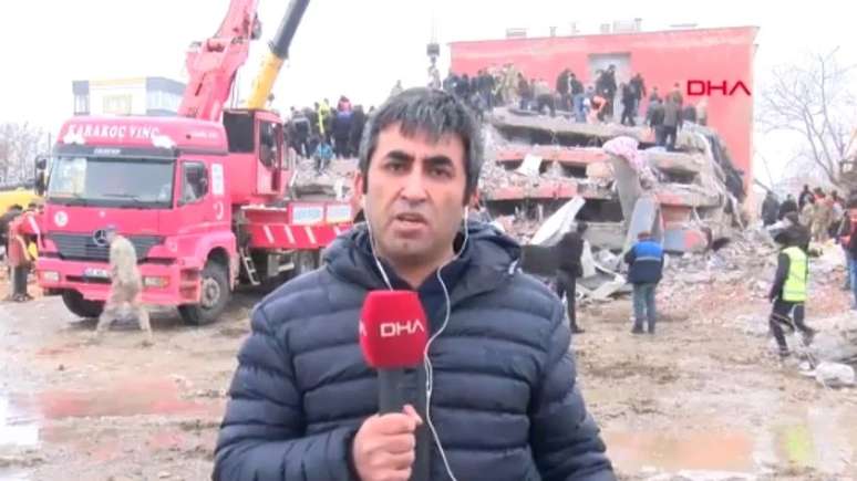 Vídeo: repórter registra terremoto na Turquia em entrada ao vivo