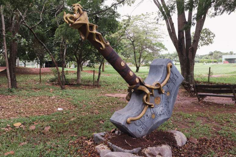 Réplica do martelo de Thor de God of War Ragnarok no parque Villa-Lobos