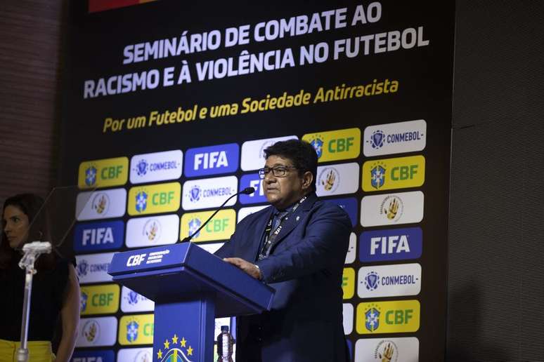 O presidente da CBF, Ednaldo Rodrigues, discursa no seminário organizado pela entidade para discutir o combate ao preconceito no futebol.