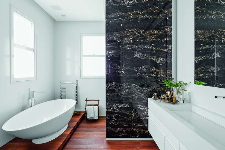 Bath;  melt tub;  wooden floor;  marble wall