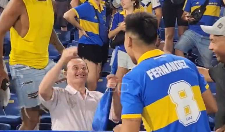 Pol Fernandéz, meia do Boca Juniors, emocionou um torcedor com síndrome de down