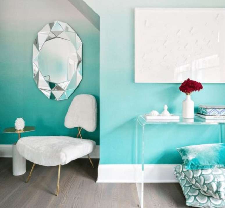 26. Sala com parede ombre em turquesa e decora&ccedil;&atilde;o chique &ndash; Foto You Can Find