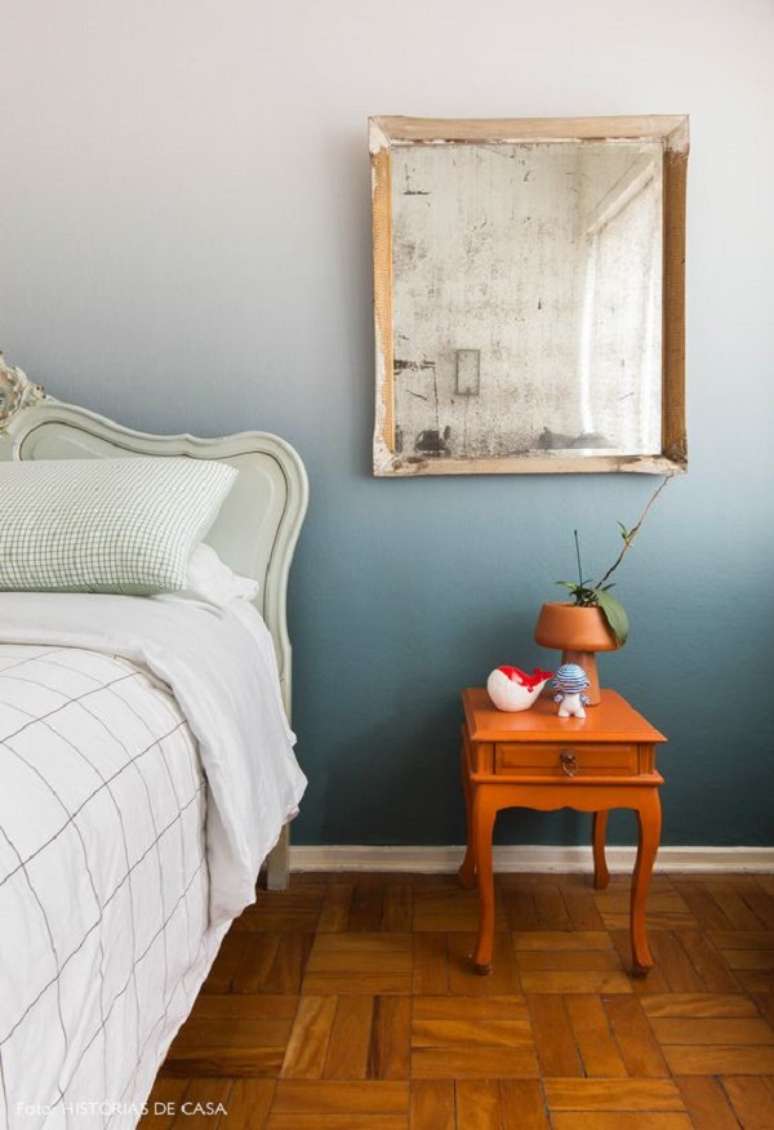 16. Quarto cl&aacute;ssico com parede ombre em tons de azul &ndash; Foto Historias de Casa