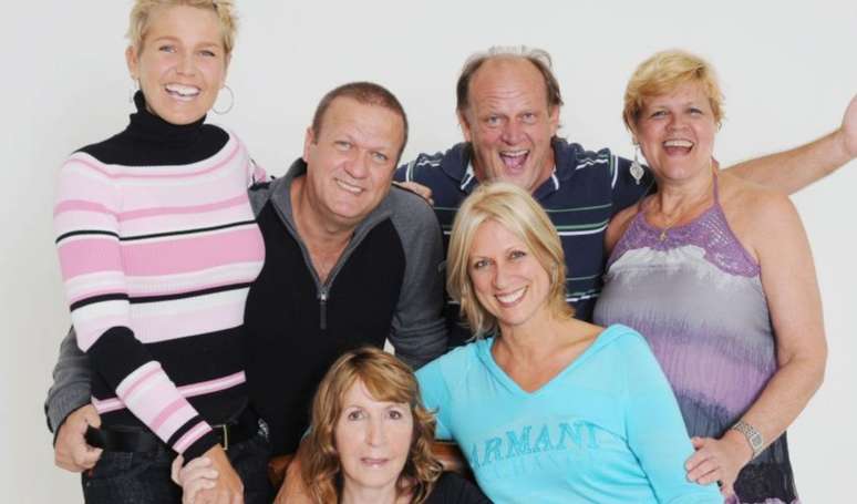 Irmã de Xuxa Meneghel morreu em 2023 e teve sua morte revelada uma semana depois. Na foto, Xuxa, Solange, Maria, Blad e Cirano com a mãe, Alda.