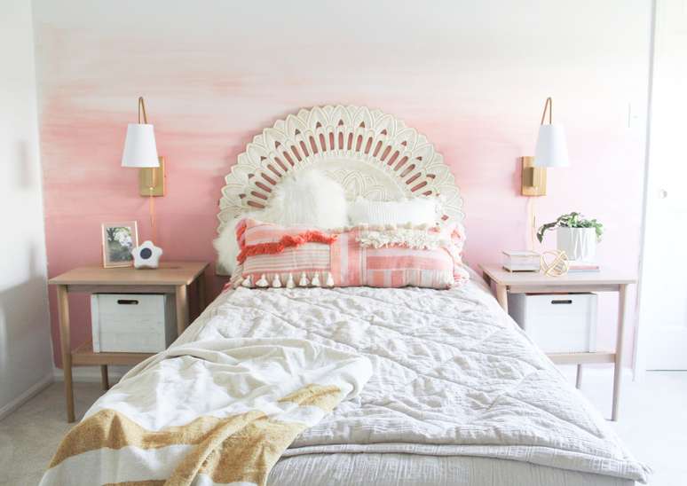 20. Quarto com parede ombre rosa e branco &ndash; Foto Project Nursery