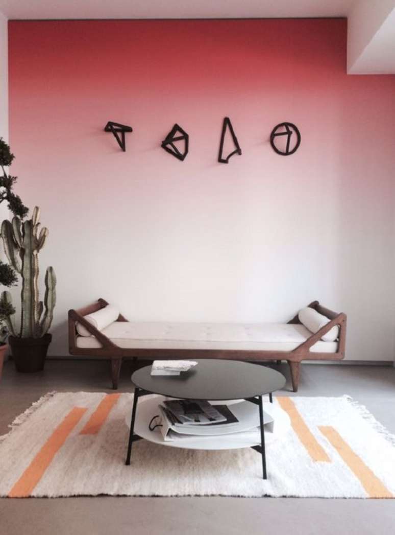 24. Sala com parede ombre em rosa &ndash; Foto Elle