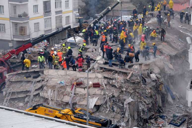 Busca por vítimas de terremoto em Diyarbakir, na Turquia