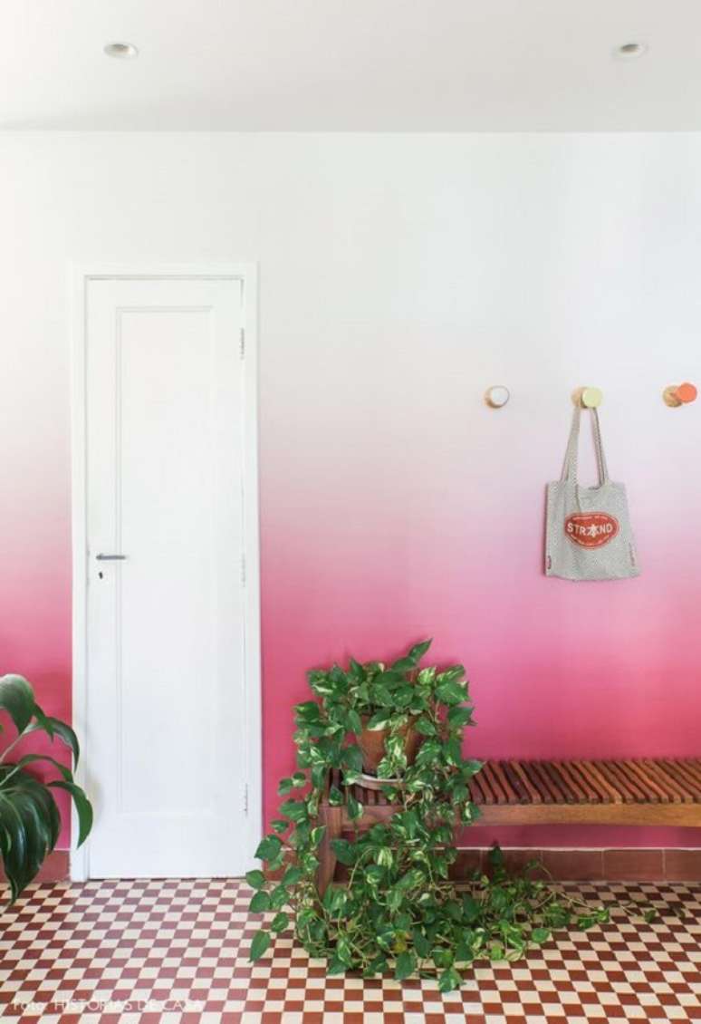 37. Hall de entrada com parede ombre em tons de rosa &ndash; Foto Historias de Casa
