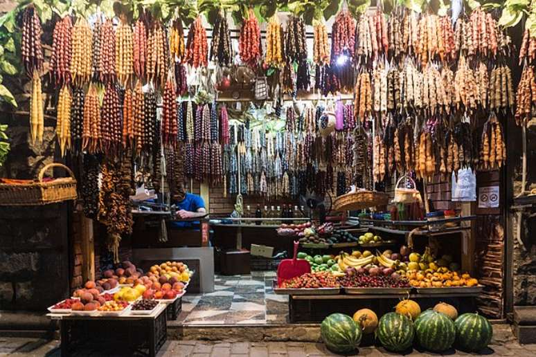 Churchkhelas ficam penduradas em barraquinhas.