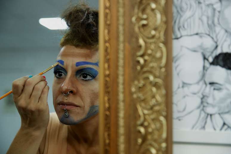 Hinacio King se prepara para participar de concurso de drag king, em São Paulo