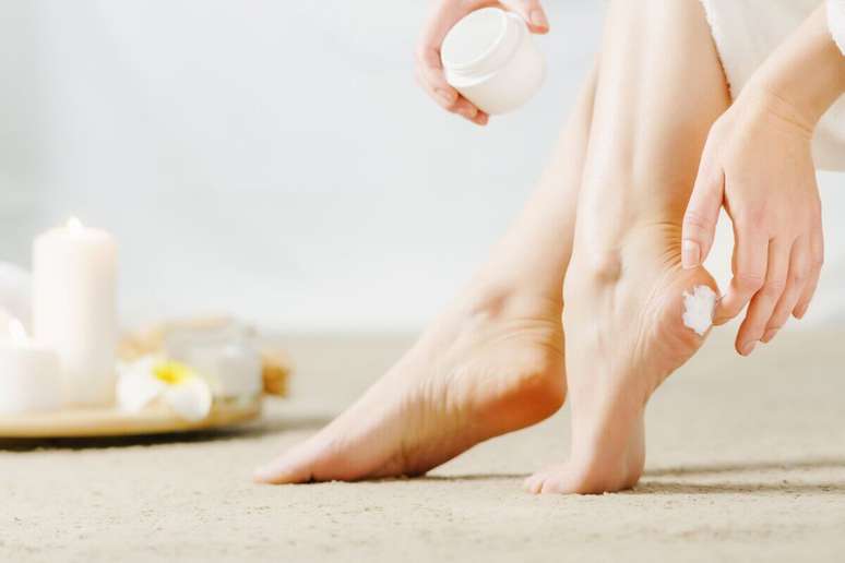 Lack of hydration in the feet causes dry heels Lack of hydration in the feet causes dry heels
