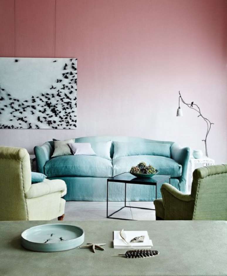 25. Sala com parede ombre em tons de rosa e sof&aacute; azul &ndash; Foto Olivia Gregory
