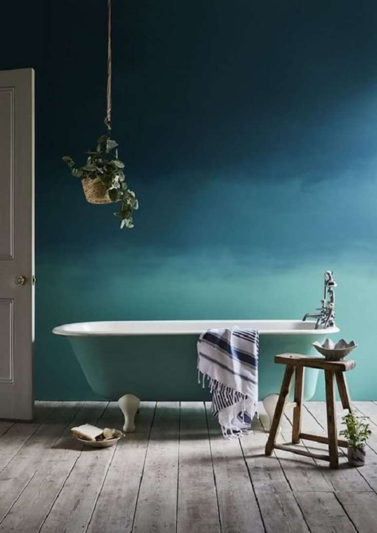 35. Banheiro com parede ombre azul e verde &ndash; Foto Casa e Festa