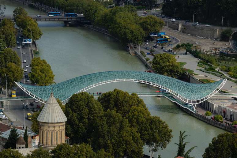 Ponte da Paz contrasta com a arquitetura tradicional de Tbilisi.