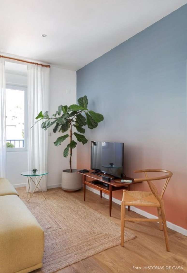 29. Sala de estar com parede ombre azul e laranja &ndash; Foto Historias de CAsa