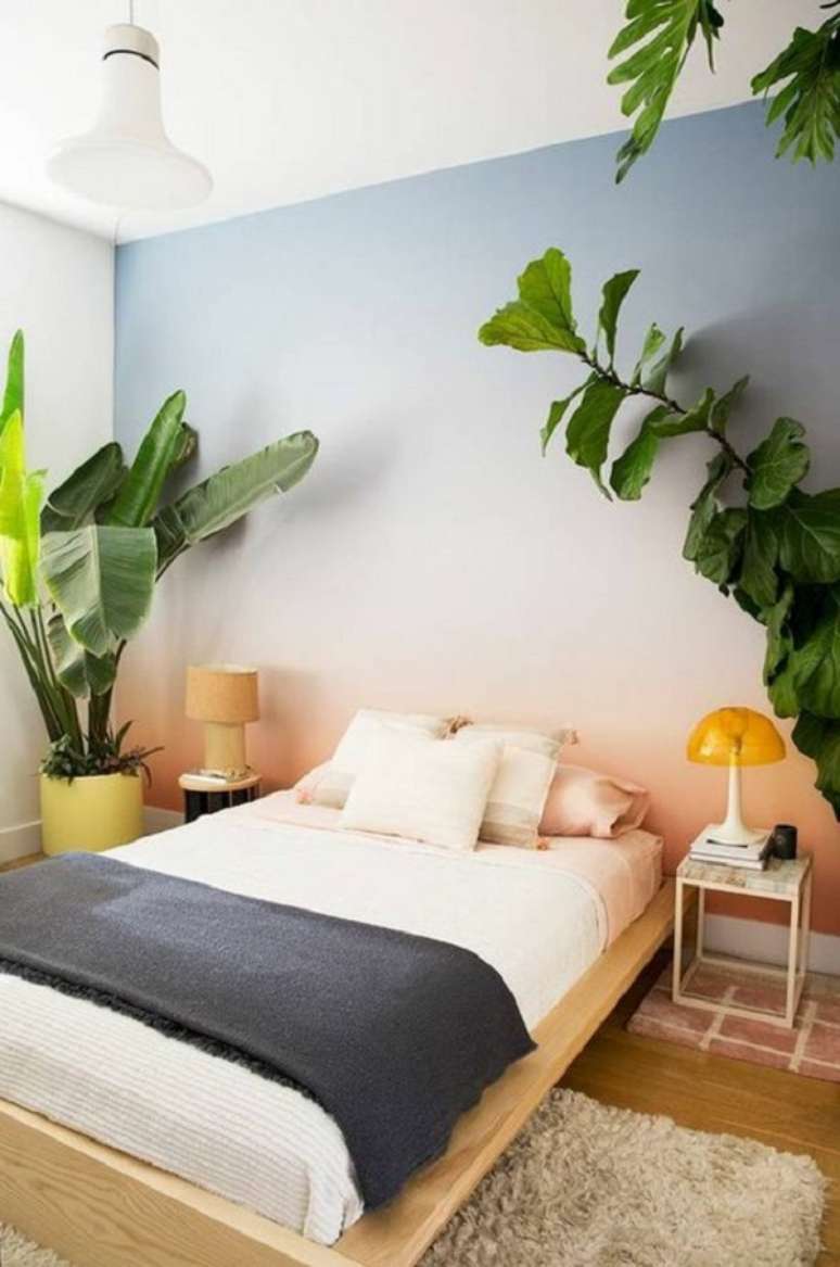 17. Quarto clean com parede ombre na parede da cama &ndash; Foto Claudia Abril