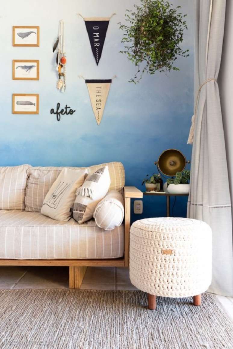 23. Sala com parede ombre azul &ndash; Foto Life By Lufe