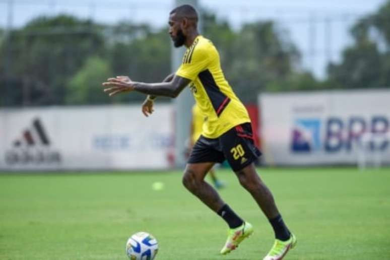 Gerson em treino do Rubro-Negro (Foto: Marcelo Cortes/Flamengo)