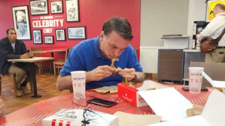 Ex-presidente comendo na rede de fast food viralizou nas redes sociais.