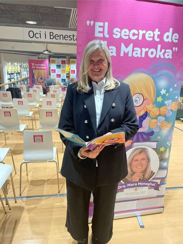 Mara Rúbia em evento de lançamento de seu livro, publicado em espanhol e catalão