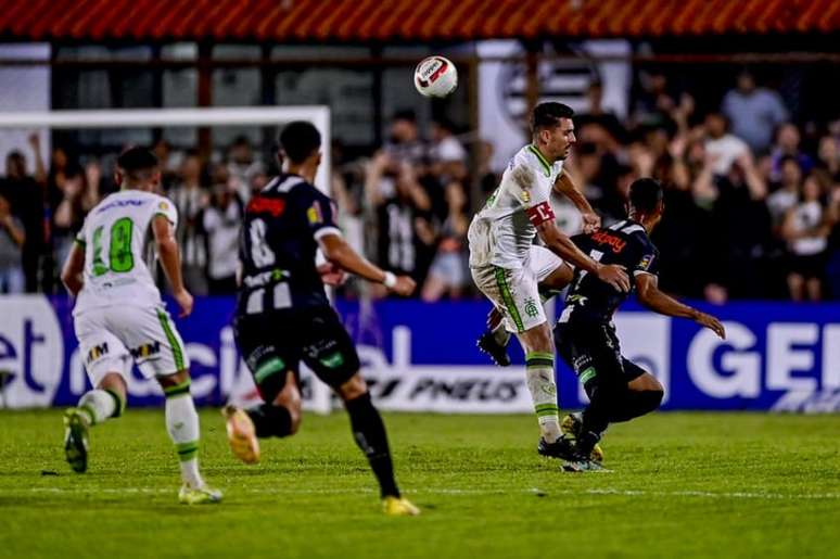 O Coelho não pôde desenvolver o melhor do seu jogo devido a forte chuva em São João Del Rei-(Mourão Panda/América-MG)