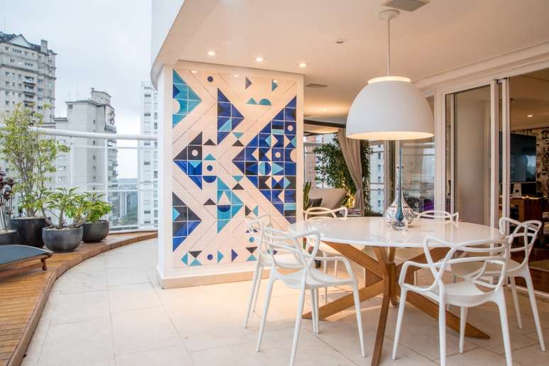 Although surrounded by a glass enclosure, the porch has been given a porcelain tile suitable for the outdoor area.