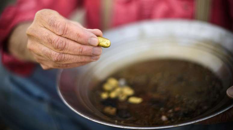&Eacute; proibido a extra&ccedil;&atilde;o de ouro em terras ind&iacute;genas e em reservas ambientais, portanto, nesses casos, toda forma de garimpo &eacute; ilegal