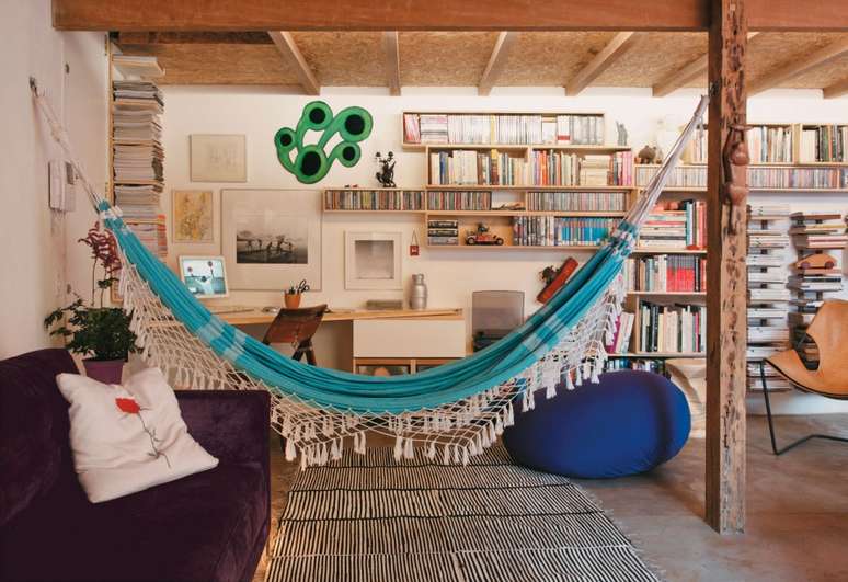 Living room with burnt concrete floor, relief by Leda Catunda, in the house of Paulo Alves, architect and designer.