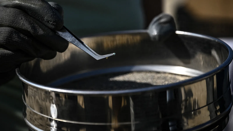 Min&uacute;sculos fragmentos de pl&aacute;sticos das roupas, cosm&eacute;ticos ou de pl&aacute;sticos maiores que se decomp&otilde;em podem chegar facilmente ao solo e aos cursos d'&aacute;gua