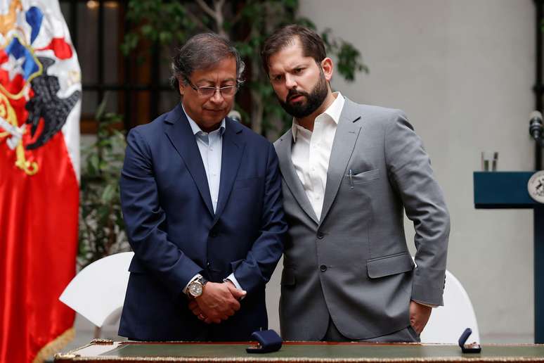 Os presidente Gustavo Petro (Colômbia) e Gabriel Boric (Chile), durante encontro em Santiago em 9 de janeiro