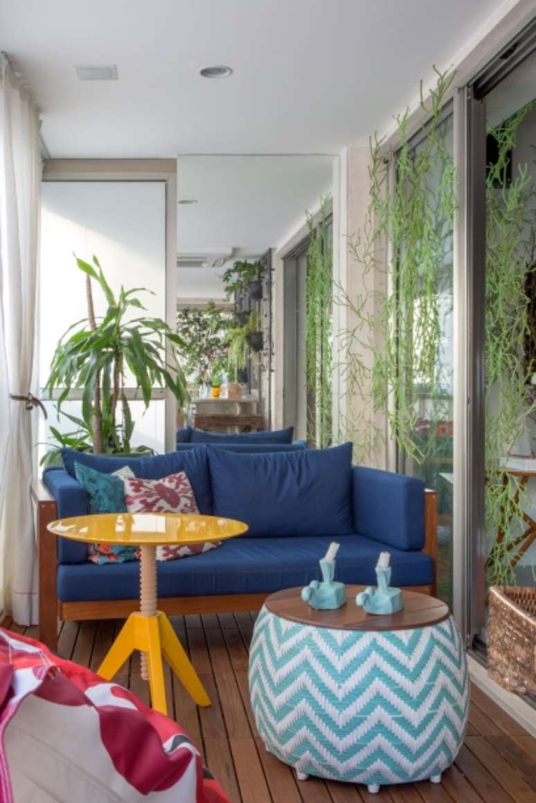 Balcony with Fatboy sofa and ottoman in a 140 m² apartment by Juliana Reznik and Andre Meisler, in a renovation project by architects Carolina Escada and Patricia Landau, of Escada Arquitetura.