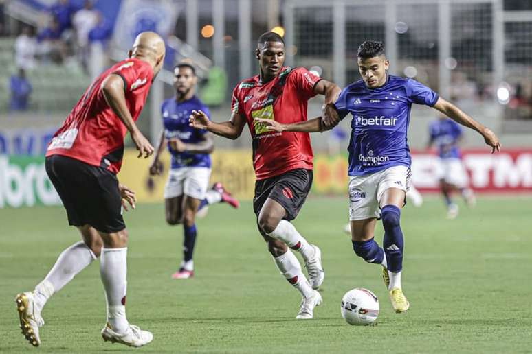 Gabriel Carioca, ainda no primeiro tempo, sacramentou a vitória do Dragão no Independência - (Foto: Cris Mattos/Staff Images)