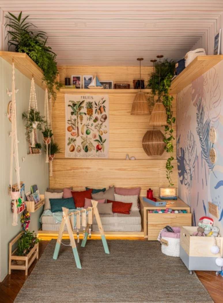 Living room - Andrea Chapira, of Uebaa Design, Ateliê Baobá Pitucos and Enamoradas Del Muro.  The desire to be together, as a family, is saved by this room.  The environment that welcomes parents and children transitions between the social and the intimate.  A wooden swing and folding mattresses invite you to relax.  Ensuring an intimate atmosphere, the coir pendants create a welcoming atmosphere and complement the indirect lighting.