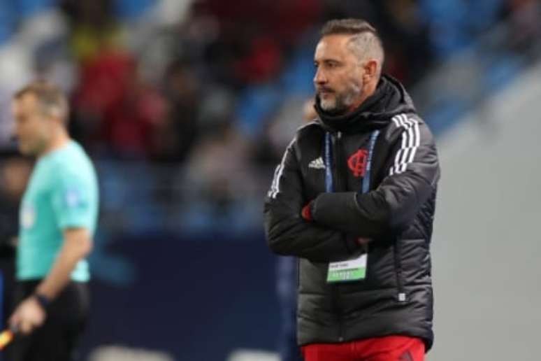 Vítor Pereira durante a partida desta terça (Foto: Fadel Senna / AFP)