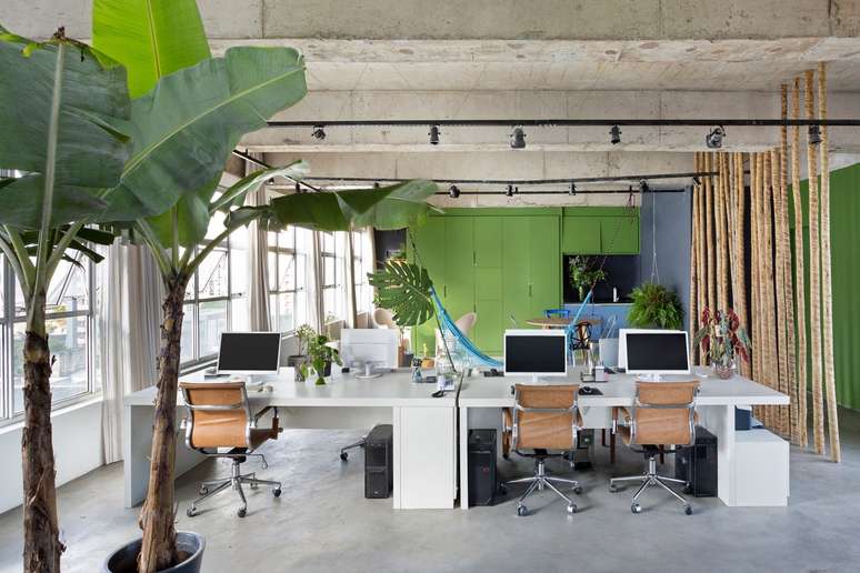 The office next to the loft houses the professional team of Antonio Armando Arquitetura.
