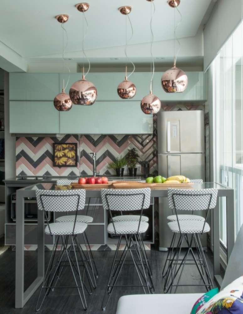 The small kitchen, which occupies the place of what used to be a balcony, has proved to be functional.  The module placed under the stone houses the oven and the dishwasher and, above the sink, the upper cabinet houses the dish drainer, leaving free space for use on the worktop.