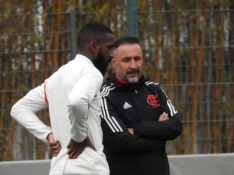 Vítor Pereira conversa com Gerson no treino pós eliminação (Foto: Fred Gomes/GE)