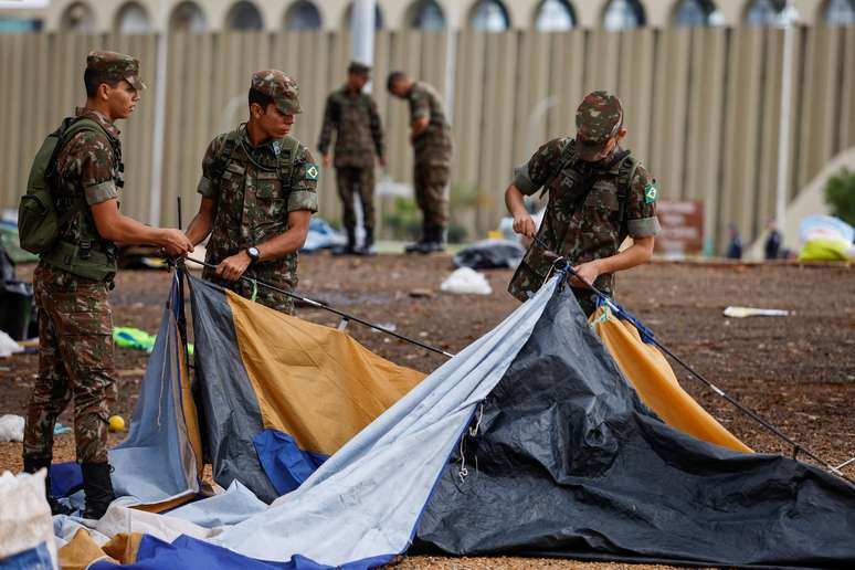 Militares do Exército desmontam barracas de bolsonaristas em Brasília, em janeiro de 2023