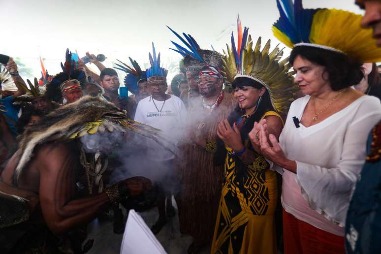 A ministra da saúde, Nisia Trindade foi até a porta do ministério e recebeu Indígenas de diversas etnias que realizaram um protesto pacífico em que reivindicavam melhorias nas condições de saúde de seus povos