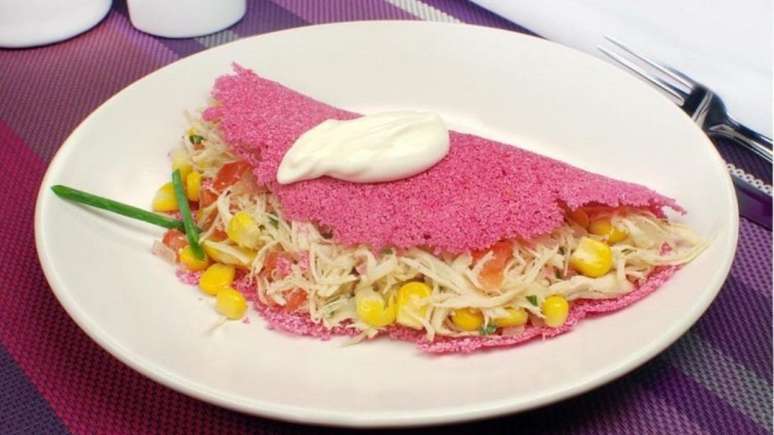 Tapioca de beterraba recheada com frango e milho, um dos exemplos de receitas surpreendentes com beterraba