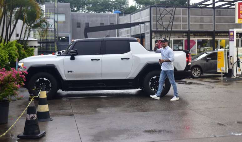 Felipe Titto chamou atenção com carro de luxo.