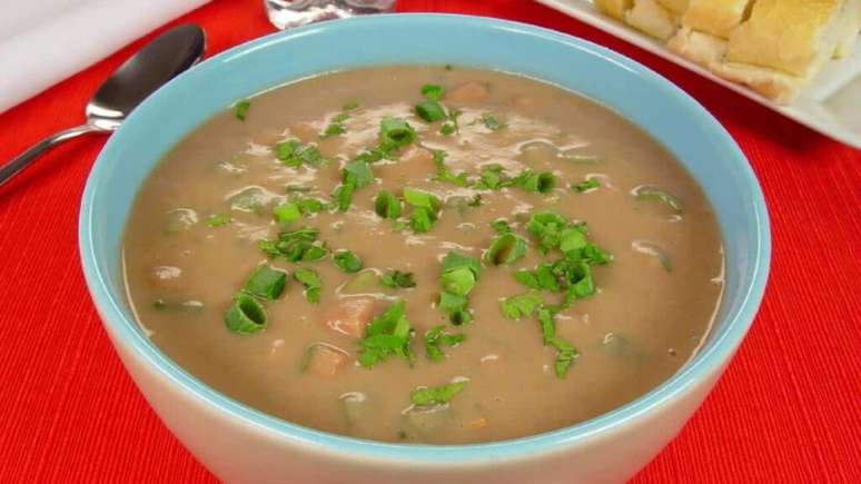 Bean broth with pods