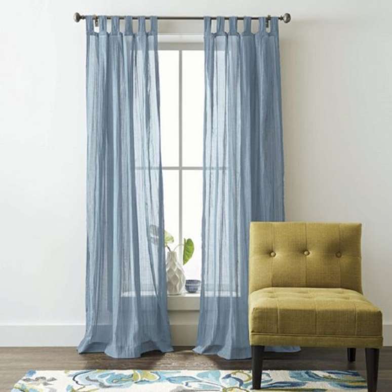 27. Quarto com cortina azul claro e poltrona mostarda &ndash; Foto BuzzFeed