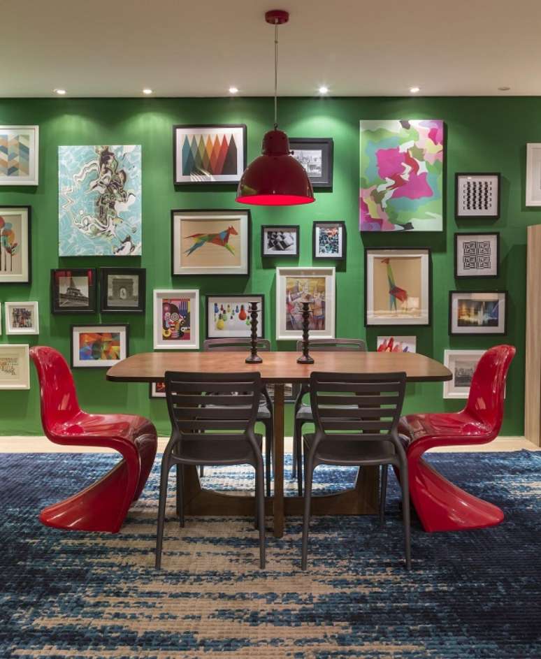 35. Sala de jantar com cadeiras decorativas &ndash; Foto Antonico Ferreira Junior e Mario Celso Bernardes